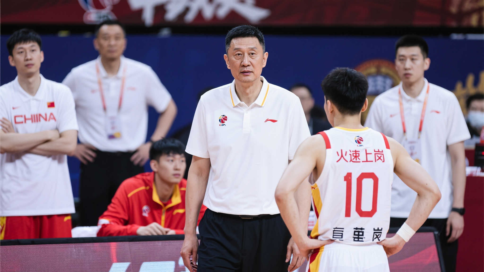 CBA风云再起:三队换帅,张庆鹏离别天津,同曦迎前浙江主帅 以往类似案例中,如杜峰和李楠转型国家队及俱乐部工作